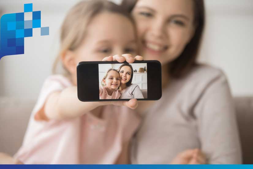 Los nativos digitales y la revolución del conocimiento, niño con celular. Especial Santander Avanza en Educación - Vanguardia