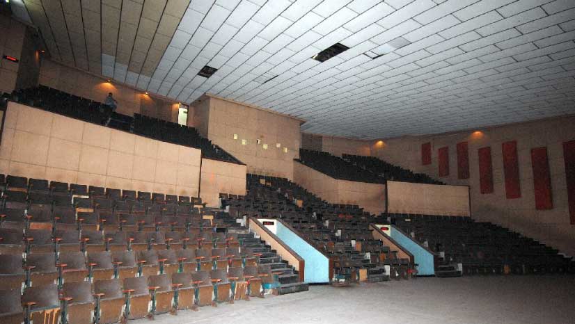 El Teatro Santander estuvo a punto de ser demolido, tras permanecer varios años en abandono, pero una iniciativa popular logró impulsar su recuperación y remodelación.