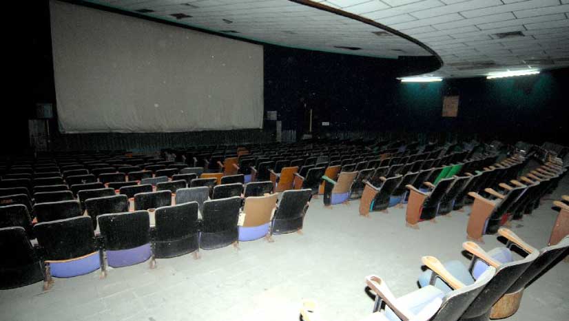 El Teatro Santander estuvo a punto de ser demolido, tras permanecer varios años en abandono, pero una iniciativa popular logró impulsar su recuperación y remodelación.