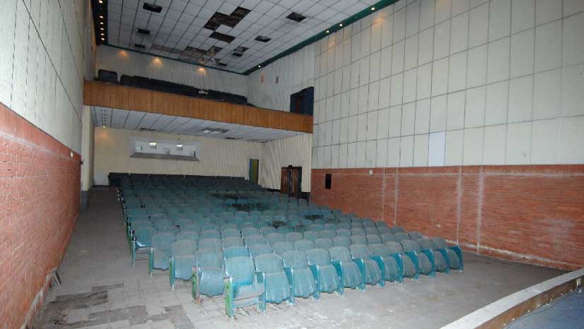 El Teatro Santander estuvo a punto de ser demolido, tras permanecer varios años en abandono, pero una iniciativa popular logró impulsar su recuperación y remodelación.